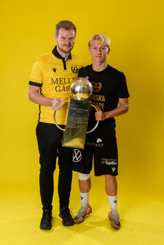 Mjällbys Romeo Leandersson jublar med pokalen