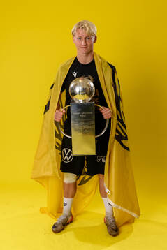 Mjällbys Romeo Leandersson jublar med pokalen