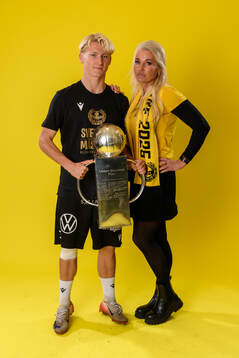 Mjällbys Romeo Leandersson jublar med pokalen