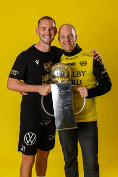 Mjällbys Adam Petersson jublar med pokalen