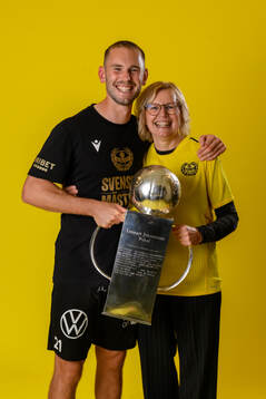 Mjällbys Adam Petersson jublar med pokalen