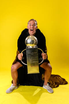 Mjällbys Herman Johansson jublar med pokalen