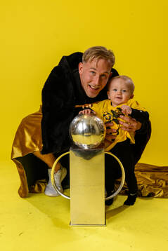 Mjällbys Herman Johansson jublar med pokalen