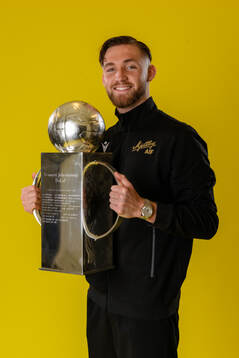 Mjällbys målvakt Noel Törnqvist jublar med pokalen