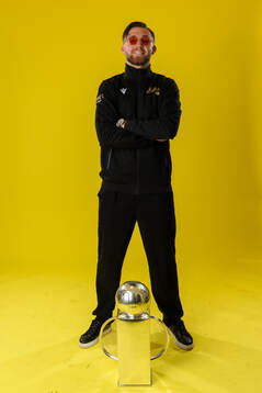 Mjällbys målvakt Noel Törnqvist jublar med pokalen