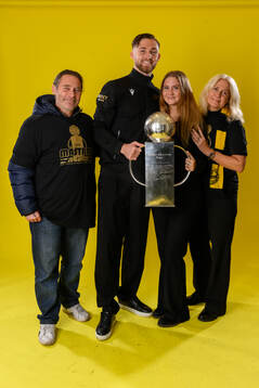 Mjällbys målvakt Noel Törnqvist jublar med pokalen