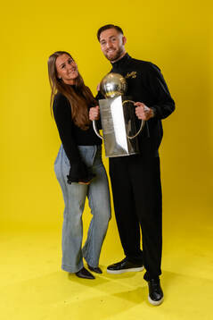 Mjällbys målvakt Noel Törnqvist jublar med pokalen