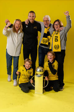 Johanna Almgren och Mjällbys Tom Pettersson jublar med