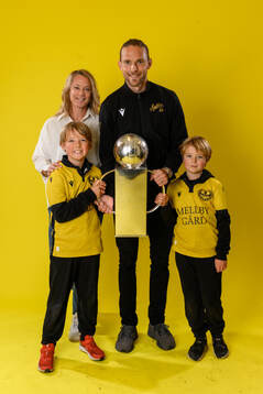 Johanna Almgren och Mjällbys Tom Pettersson jublar med