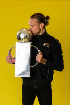 Mjällbys Tom Pettersson jublar med pokalen