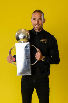 Mjällbys Tom Pettersson jublar med pokalen