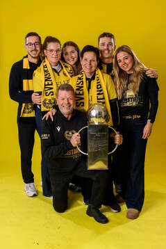 Mjällbys tränare Anders Torstensson jublar med pokalen