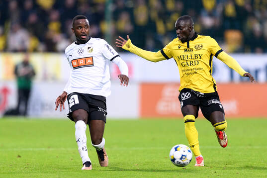 Häckens Brice Wembangomo och Mjällbys Abdoulie Manneh
