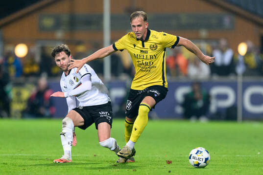 Häckens Adam Lundkvist och Mjällbys Herman Johansson