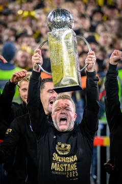 Mjällbys tränare Anders Torstensson höjer pokalen
