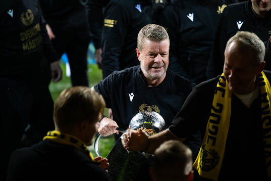 Mjällbys tränare Anders Torstensson jublar med Lennart