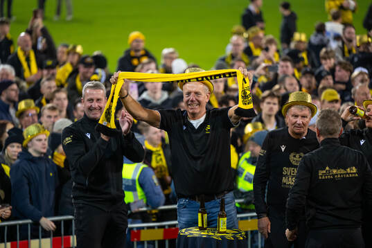 Mjällbys sportchef Hasse Andersson jublar