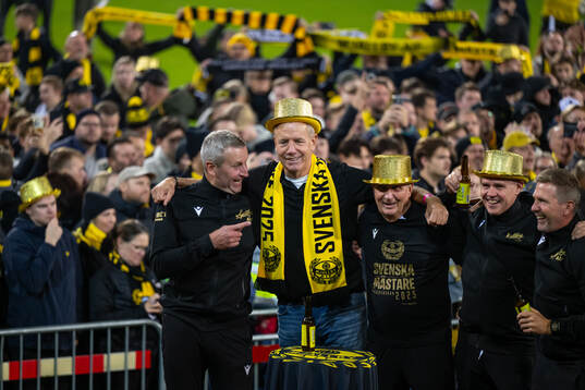 Mjällbys sportchef Hasse Andersson jublar