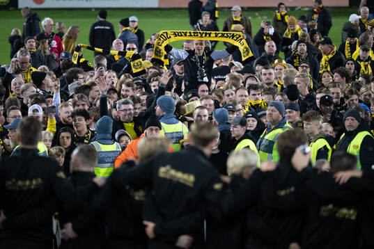 Mjällbys spelare jublar med Lennart Johanssons