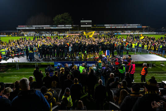 Mjällbys spelare jublar med Lennart Johanssons pokal