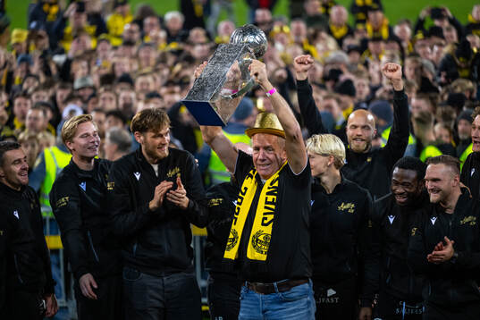 Mjällbys sportchef Hasse Larsson jublar med Lennart