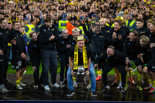 Mjällbys sportchef Hasse Larsson jublar med Lennart