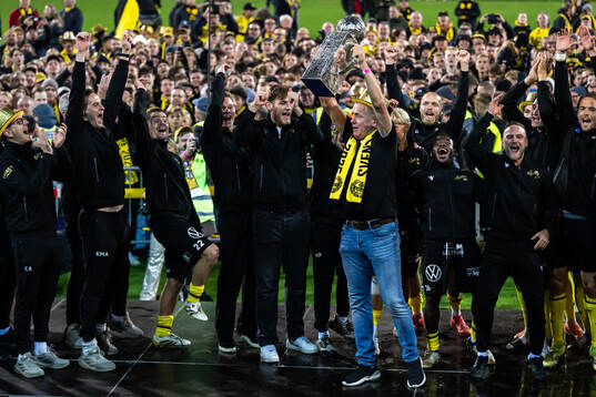 Mjällbys sportchef Hasse Larsson jublar med Lennart