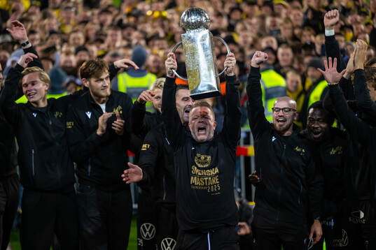 Mjällbys tränare Anders Torstensson jublar med Lennart