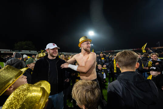 Mjällbys målvakt Noel Törnqvist jublar