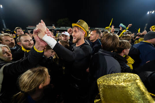 Mjällbys målvakt Noel Törnqvist jublar