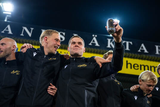 Mjällbys Herman Johansson och Jacob Bergström jublar