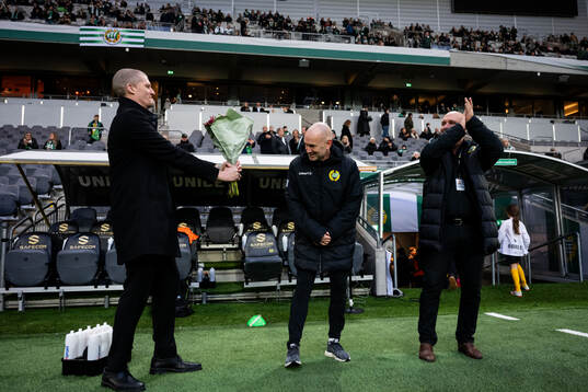 Hammarbys läkare Magnus Svärd tackas av vd Richard von