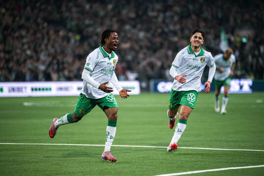 Hammarbys Frank Junior Adjei och Adrian Lahdo jublar