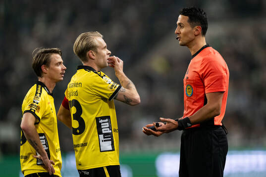 Elfsborgs Simon Hedlund och Johan Larsson i diskussion med