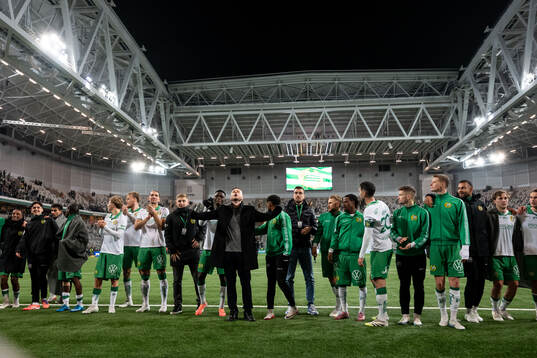 Hammarbys tränare Kim Hellberg och spelare jublar