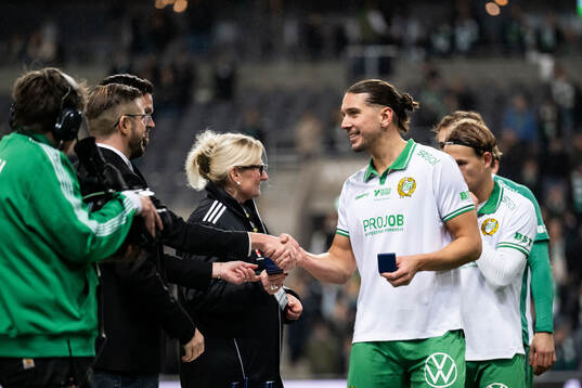 Hammarbys Nikola Vasic tar emot silvermedalj