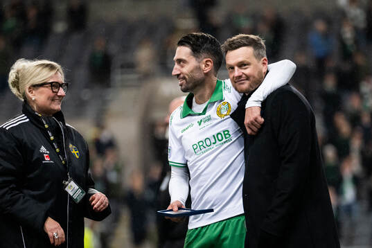 Hammarbys Nahir Besara och tränare Kim Hellberg  tar emot