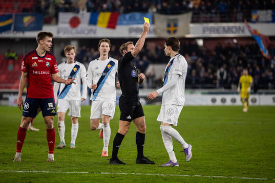 Domare Kristoffer Karlsson delar ut gula kort