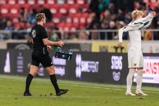 Domare Kristoffer Karlsson med vattenflaskor