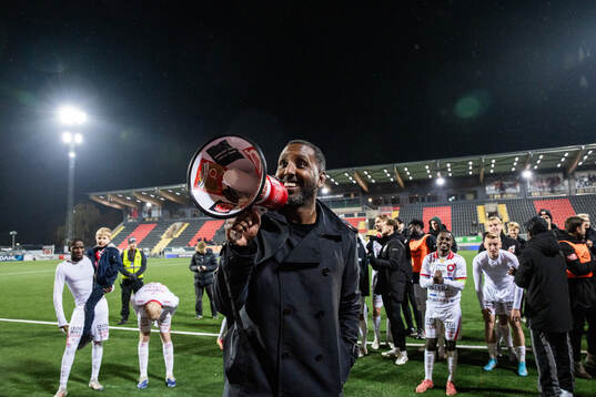 Degerfors tränare Henok Goitom jublar