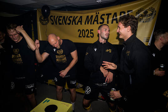 Mjällbys spelare jublar i omklädningsrummet
