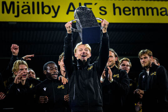 Mjällbys Romeo Leandersson jublar med Lennart Johanssons