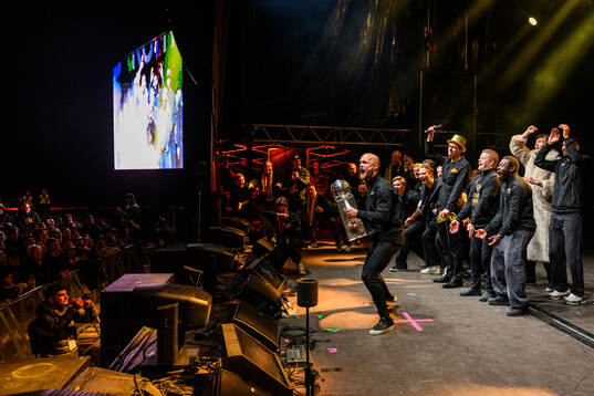 Mjällbys Viktor Gustafson jublar på scen vid ett firande