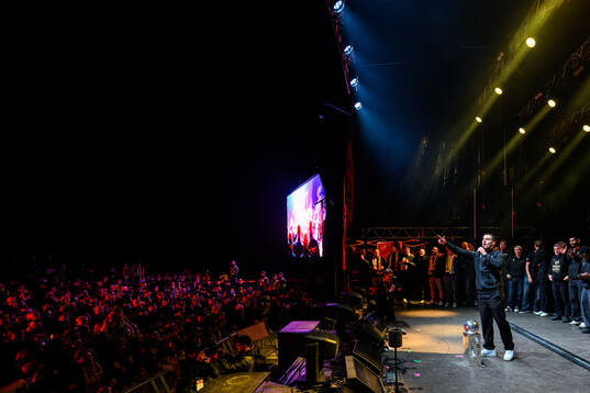 Mjällbys Jesper Gustavsson  jublar på scen vid ett