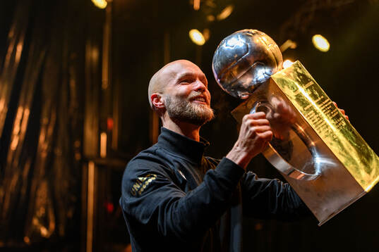 Mjällbys Viktor Gustafson jublar på scen vid ett firande