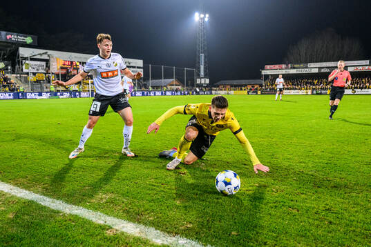 Häckens Filip Öhman och Mjällbys Timo Stavitski