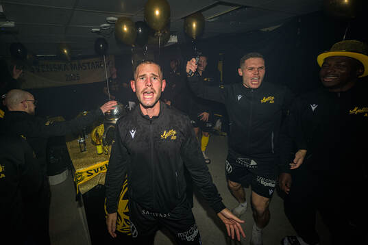 Mjällbys Adam Petersson och Jacob Bergström jublar i