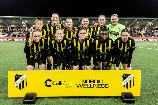 The starting eleven of Häcken pose for a photo