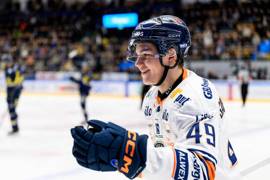 Växjös Leo Sahlin Wallenius jublar