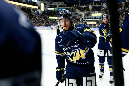 HV71s Riley Woods jublar